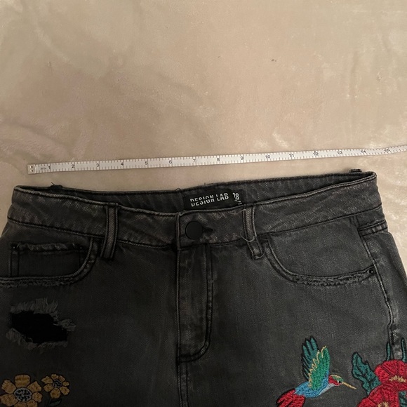 LAST CHANCE 🤍DESIGN LAB - Embroidered Flower and Hummingbird Black Jean Shorts - Picture 6 of 10
